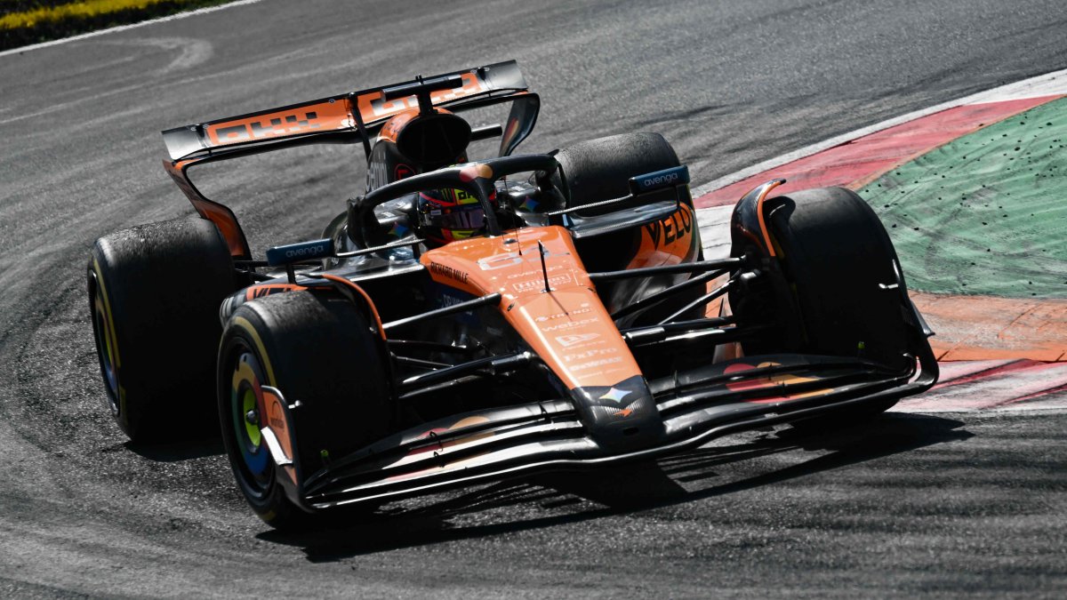 McLaren&#039;s Oscar Piastri races during the Italian Formula One Grand Prix at the Autodromo Nazionale Monza circuit, Monza, Italy, Sept. 7, 2025. (AFP Photo)