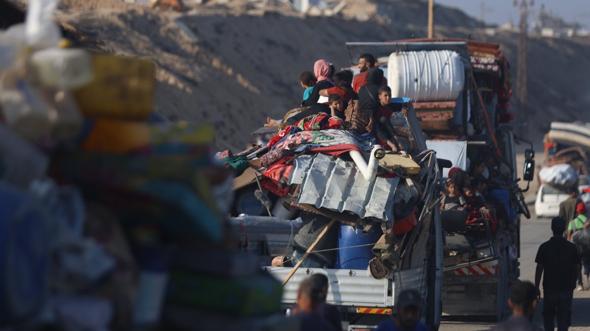 Israeli tanks roll deeper into Gaza City amid telecom blackout