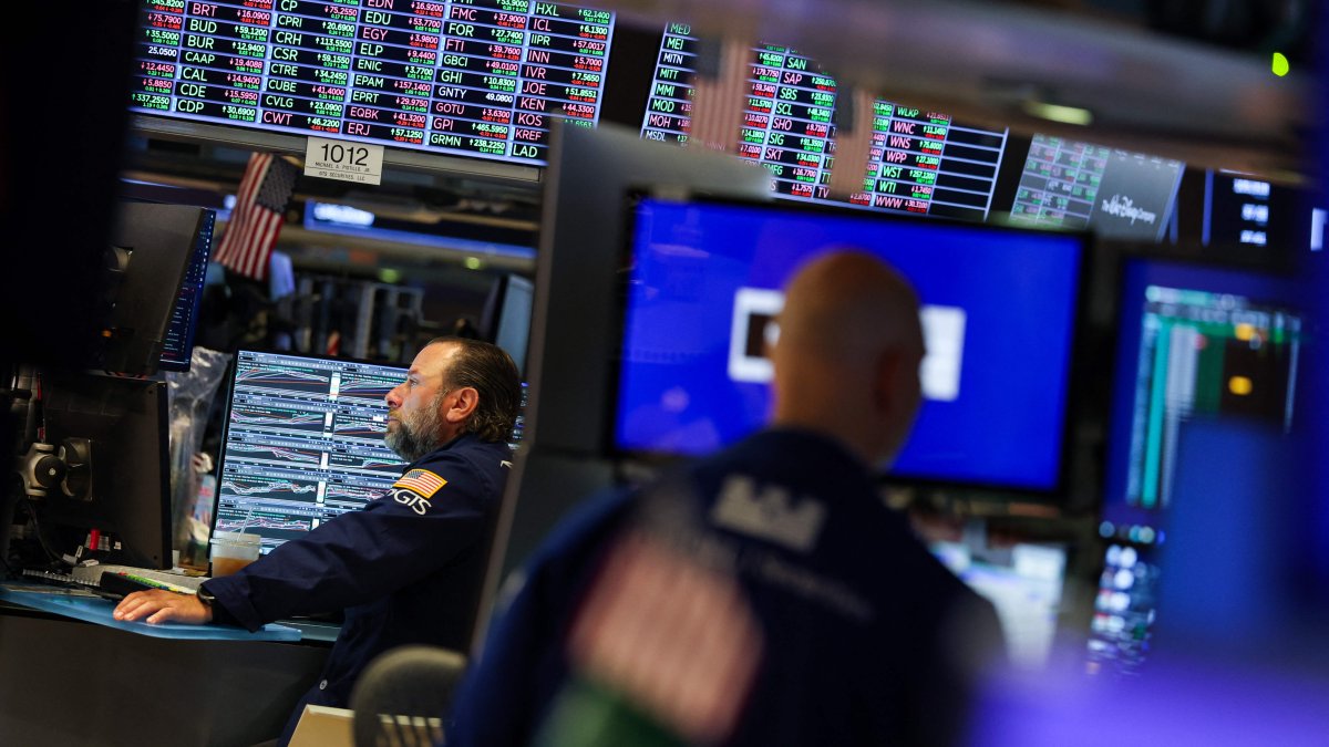 Traders work on the floor of the New York Stock Exchange (NYSE) at the opening bell in New York, U.S., Sept. 15, 2025. (AFP Photo)