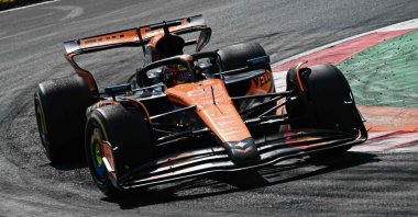 McLaren&#039;s Oscar Piastri races during the Italian Formula One Grand Prix at the Autodromo Nazionale Monza circuit, Monza, Italy, Sept. 7, 2025. (AFP Photo)