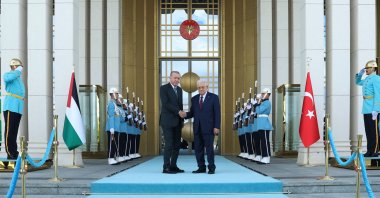 President Recep Tayyip Erdoğan welcomes Palestinian President Mahmud Abbas at the Presidential Complex in Ankara. (Presidential Communications Directorate via AFP)