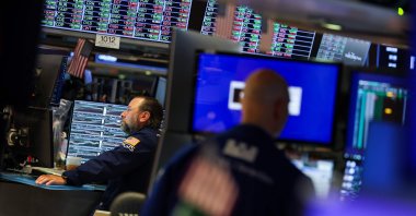 Traders work on the floor of the New York Stock Exchange (NYSE) at the opening bell in New York, U.S., Sept. 15, 2025. (AFP Photo)