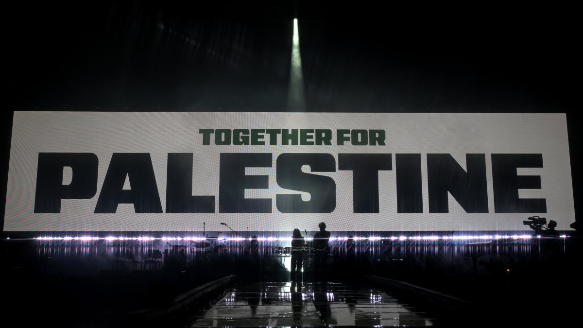 Sama’ Abdulhadi and Jamie XX perform B2B onstage during a concert at Wembley Arena, London, U.K., Sept. 17, 2025. (Getty Images)
