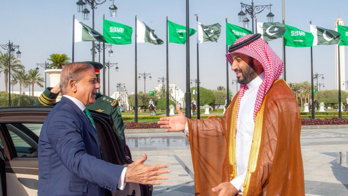 Saudi Crown Prince Mohammed bin Salman (R) and Pakistan's Prime Minister Shehbaz Sharif meet in Riyadh, Saudi Arabia, Sept. 17, 2025. (Reuters Photo)