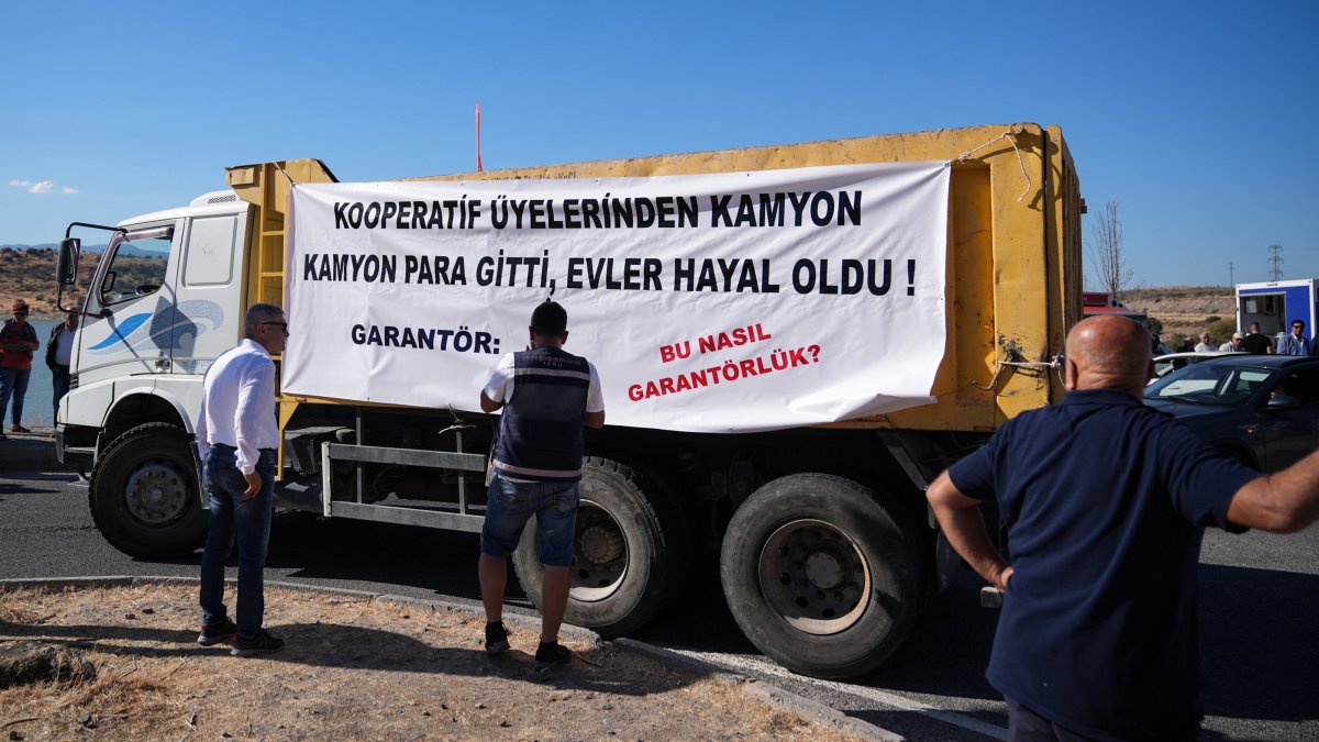 Protesters gather outside Aliağa Prison as former Izmir Mayor Tunç Soyer and 64 others face trial over alleged municipal cooperative fraud, in western Izmir province, Türkiye, Sept. 19, 2025. (AA Photo)