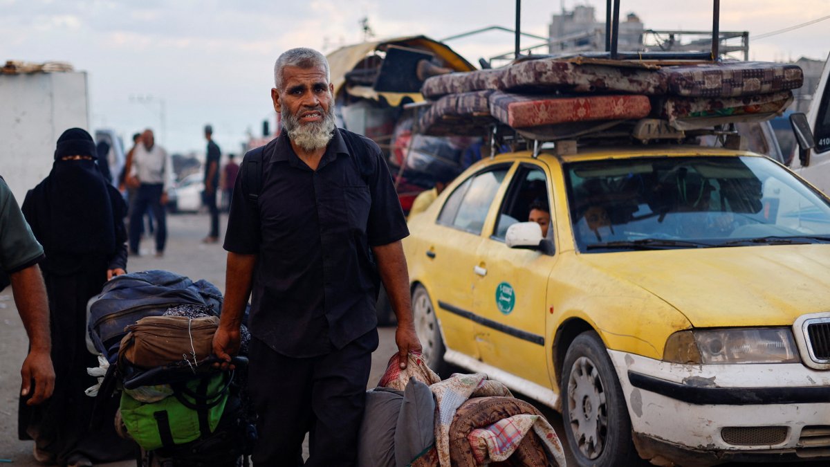 Displaced Palestinians, fleeing northern Gaza due to an Israeli military operation, move southward after Israeli forces ordered residents of Gaza City to evacuate to the south, Gaza Strip, Palestine, Sept. 19, 2025. (Reuters Photo)
