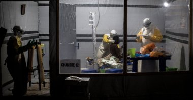 Health workers treat an unconfirmed Ebola patient, inside an MSF (Doctors Without Borders) supported Ebola Treatment Centre (ETC), Butembo, DRC, Nov. 3, 2018. (AFP Photo)