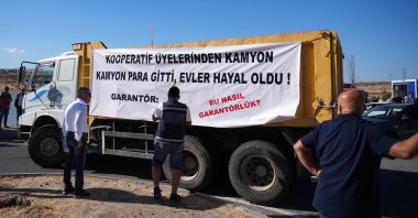 Protesters gather outside Aliağa Prison as former Izmir Mayor Tunç Soyer and 64 others face trial over alleged municipal cooperative fraud, in western Izmir province, Türkiye, Sept. 19, 2025. (AA Photo)