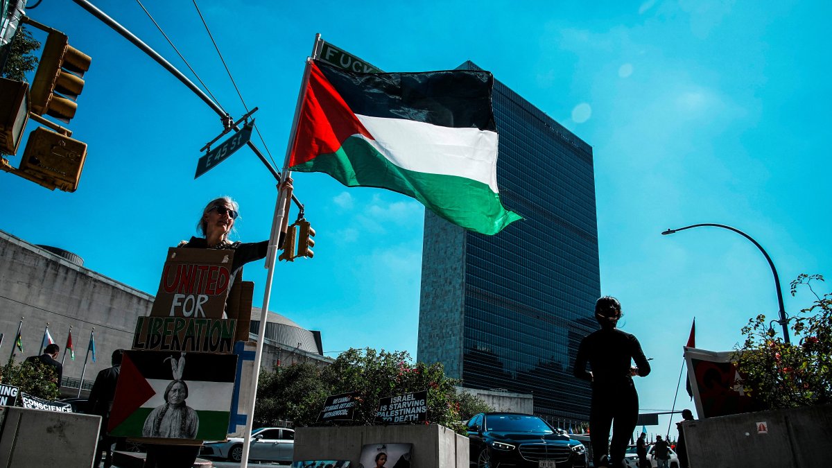 Protesters gather outside United Nations headquarters ahead of a U.N. Security Council vote on a draft resolution demanding a ceasefire in Gaza, in New York City, U.S., Sept. 18, 2025. (Reuters Photo)