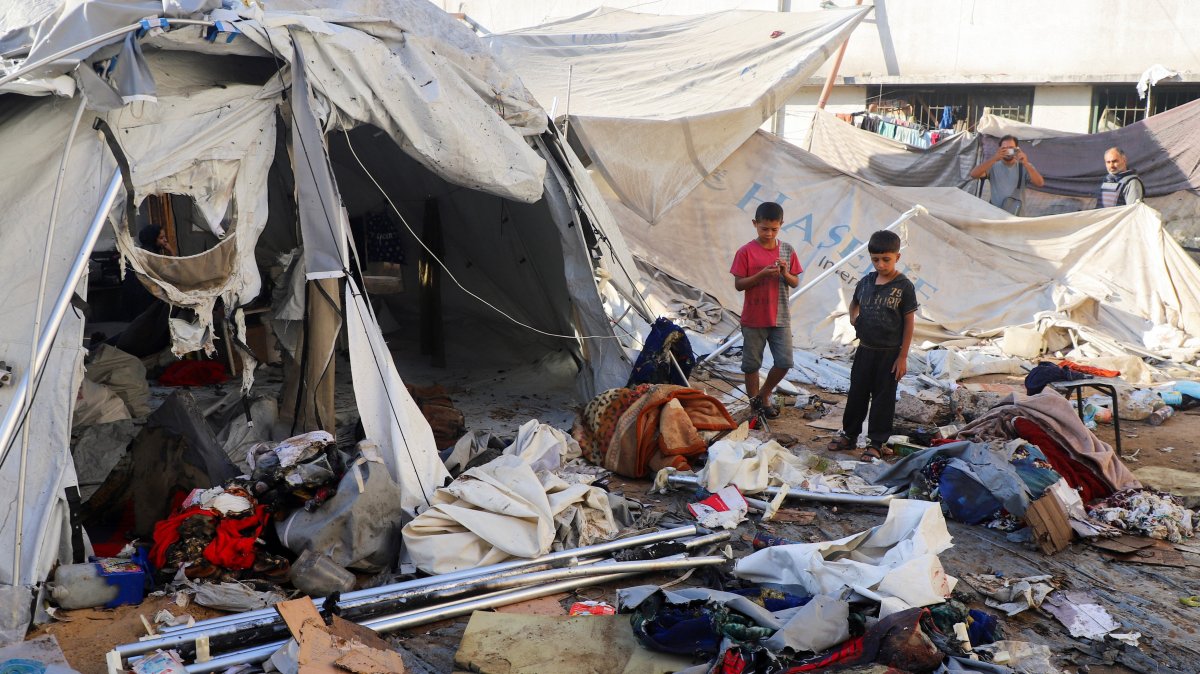 Palestinian children inspect the site of an Israeli strike on a tent sheltering displaced people in Gaza City, Sept. 20, 2025. (Reuters Photo)