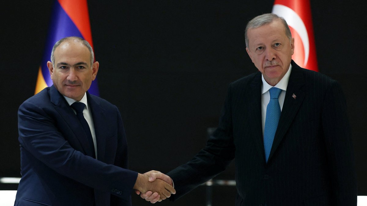 President Tayyip Erdoğan shakes hands with Armenia&#039;s Prime Minister Nikol Pashinyan (R) during a meeting on the sidelines of the Shanghai Cooperation Organisation (SCO) Summit in Tianjin, China, Sept. 1, 2025. (Reuters Photo)