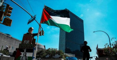 Protesters gather outside United Nations headquarters ahead of a U.N. Security Council vote on a draft resolution demanding a ceasefire in Gaza, in New York City, U.S., Sept. 18, 2025. (Reuters Photo)