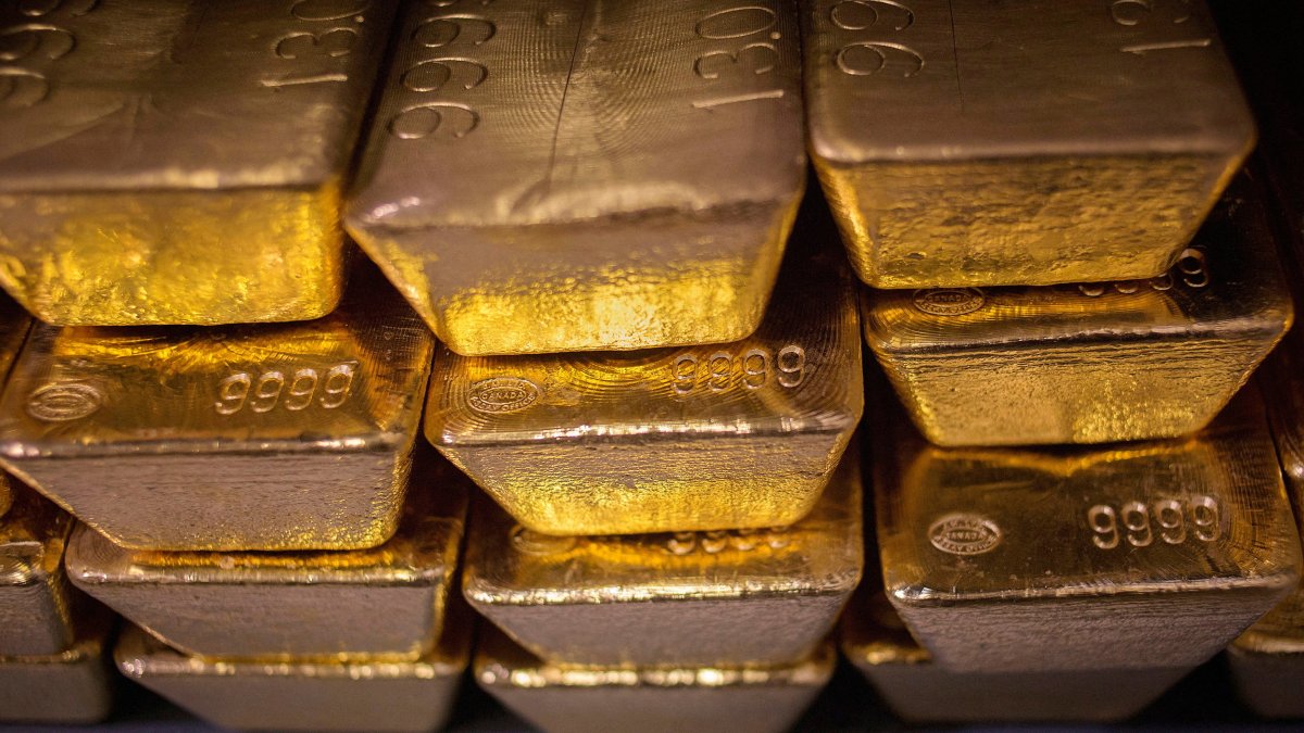 Twenty-four karat gold bars are seen at the West Point Mint facility, West Point, New York, U.S., June 5, 2013. (Reuters File Photo)