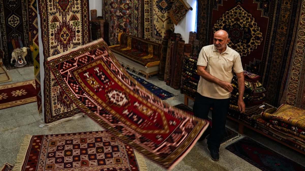 A vendor displays traditional Bergama carpets at a shop in Izmir, western Türkiye, Sept. 21, 2025. (AA Photo)