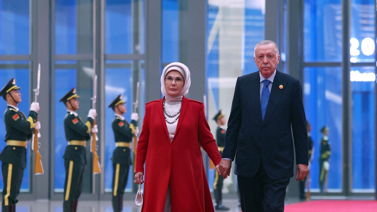 First lady Emine Erdoğan and President Recep Tayyip Erdoğan attend a welcoming ceremony at the SCO summit, Tianjin, China, Aug. 31, 2025. (AFP Photo)