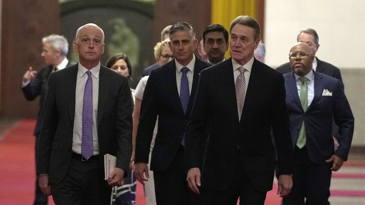 Members of a U.S. delegation arrive for a meeting with Chinese Premier Li Qiang at the Great Hall of the People in Beijing, China, Sept. 21, 2025. (EPA Photo)