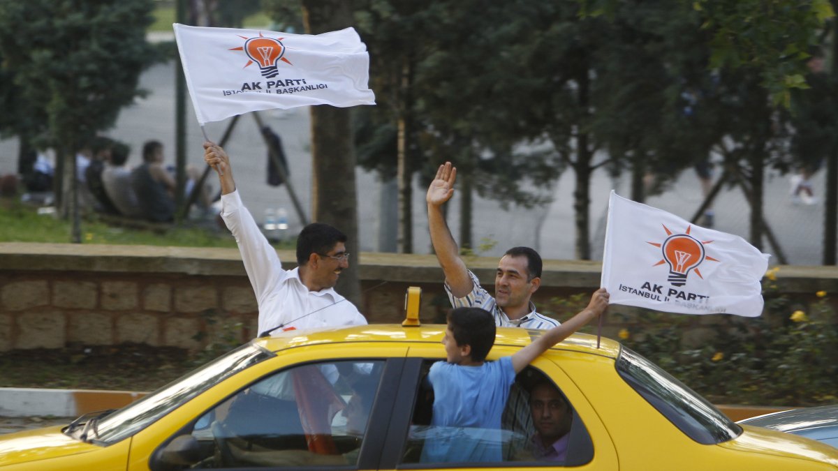 Supporters of the AK Party wave the party's flags, Istanbul, Türkiye, June 12, 2011. (AP Photo)