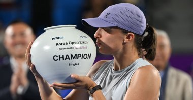 Iga Swiatek of Poland celebrates with the trophy after beating Ekaterina Alexandrova of Russia to win the women’s singles final match at the Korea Open, Seoul, South Korea, Sept. 21, 2025. (AFP Photo)