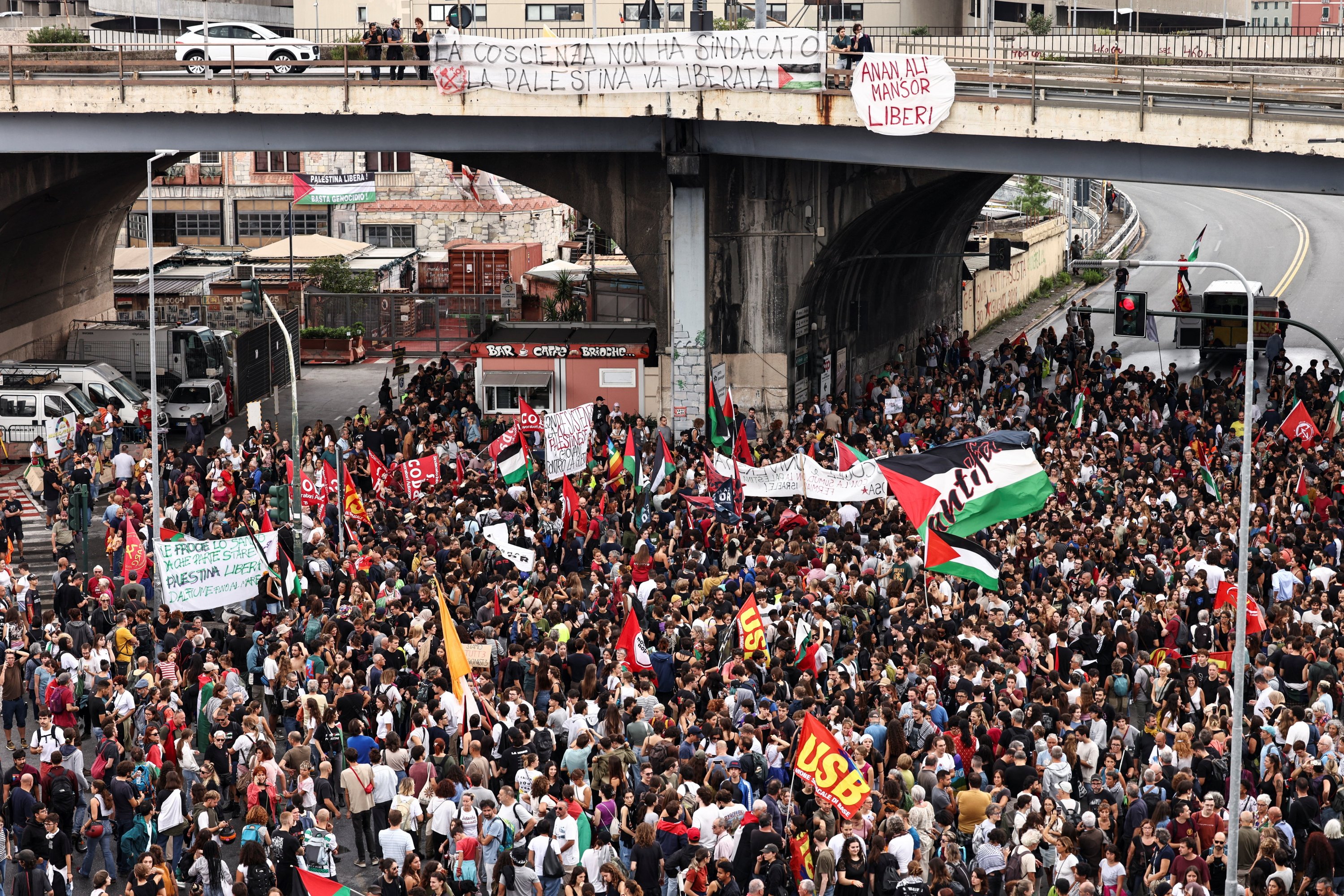 Las personas se reúnen para una manifestación, a medida que los trabajadores de los muelles participan en una huelga cerca del puerto de Génova como parte de una protesta nacional 'Bloqueamos todo', con activistas que piden un detención de los envíos de armas a Israel, Génova, Italia, 22 de septiembre de 2025. (Reuters Photo)