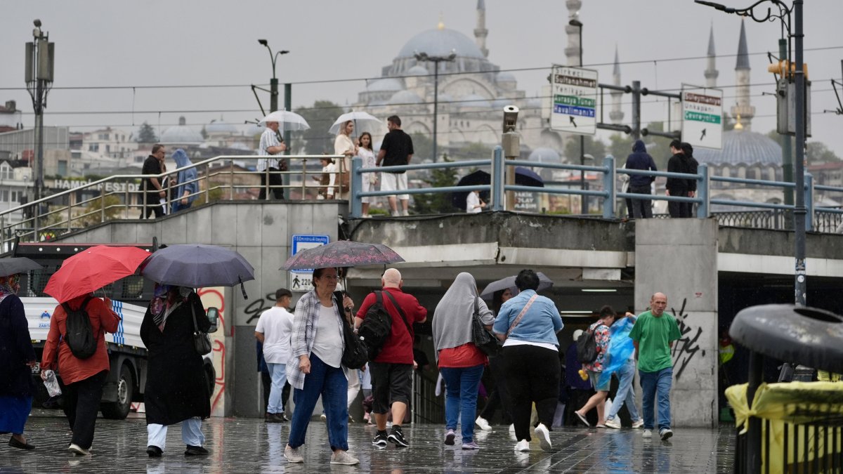 People are seen amid a rainfall in the famous Eminönü neighborhood, Istanbul, Türkiye, Sept. 6, 2025. (AA Photo)
