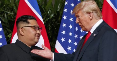 U.S. President Donald Trump (R) meets with North Korean leader Kim Jong Un on Sentosa Island in Singapore, June 12, 2018. (AP Photo)