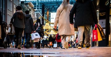 People do shopping ahead of Christmas holidays in the center of Eindhoven, the Netherlands, Dec. 14, 2020. (EPA Photo)