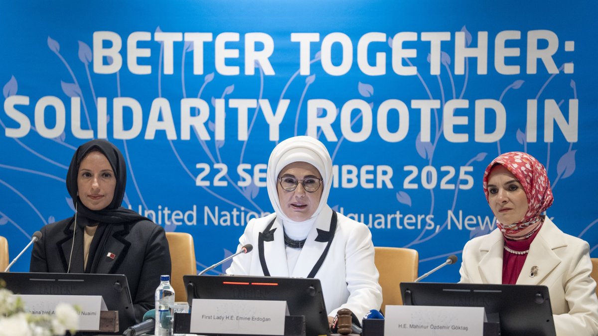 First lady Emine Erdoğan (C) speaks at the U.N. event on family, with Family and Social Services Minister Mahinur Özdemir Göktaş (R) and Qatari Social Development and Family Minister Buthaina bint Ali Al Jabr Al Nuaimi (L), New York, U.S, Sept. 22, 2025. (AA Photo)