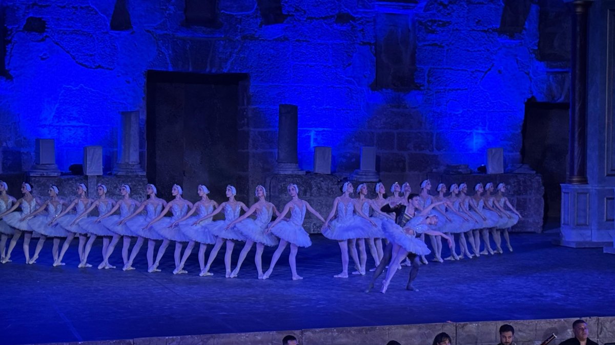 The ballet &quot;Swan Lake&quot; is performed at the 32nd International Aspendos Opera and Ballet Festival, Antalya, southern Türkiye, Sept. 21, 2025. (AA Photo)
