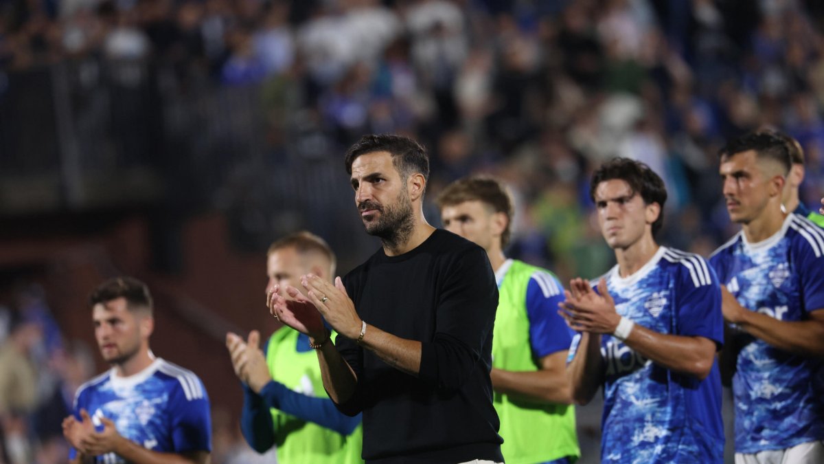 Como’s head coach, Cesc Fabregas and his players greet their supporters after the Italian Serie A match between Como 1907 and Genoa CFC, Como, Italy, Sept. 15, 2025. (EPA Photo)