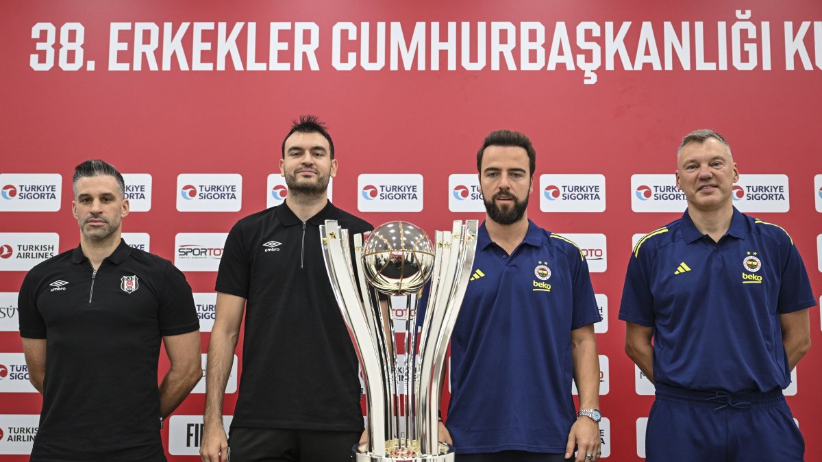 (L-R) Beşiktaş GAİN coach Dusan Alimpijevic, captain Yiğit Arslan, Fenerbahçe Beko captain Melih Mahmutoğlu and coach Sarunas Jasikevicius pose for a photo with the Men’s Presidential Cup, Istanbul, Türkiye, Sept. 23, 2025. (AA Photo)