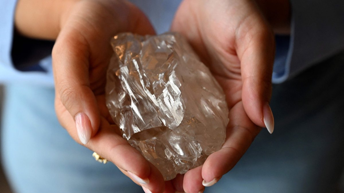 A woman holds the &quot;Motswedi&quot; a 2,488-carat rough diamond, the second largest in the world, at the HB Antwerp diamond company, Antwerp, Belgium, Sept. 22, 2025. (AFP Photo)