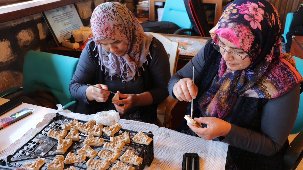 Local women work on sculptures near the ancient Roman city of Sagalassos, Burdur, southern Türkiye, Aug. 29, 2025. (AA Photo)