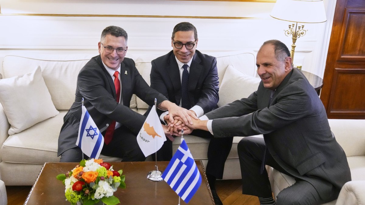 (L to R) Israel&#039;s Foreign Minister Gideon Sa&#039;ar, Greek Cypriot administration foreign minister Constantinos Kombos and Greek Foreign Minister Giorgos Gerapetritis shake hands during a meeting on energy cooperation, Athens, Greece, March 13, 2025. (AP Photo)