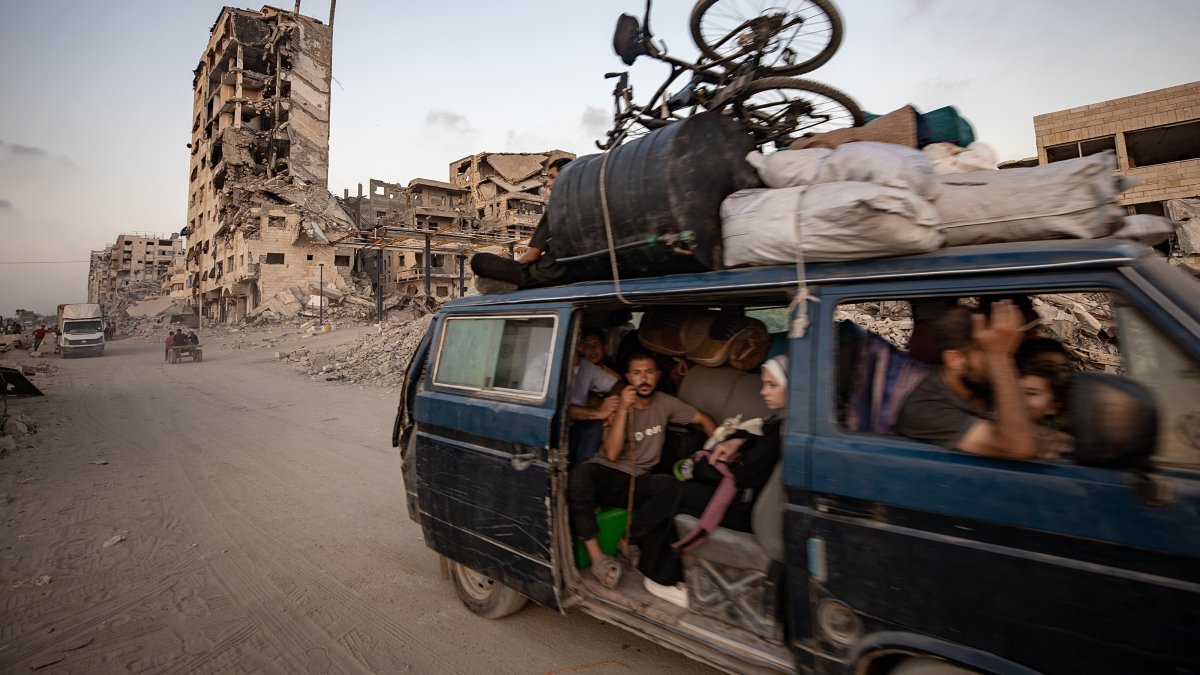 Internally displaced Palestinians flee with their belongings to the southern Gaza Strip along al-Rashid Road, west of Gaza City, Gaza Strip, Palestine, Sept. 22, 2025. (EPA Photo)