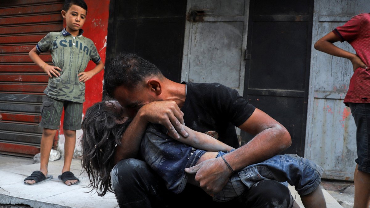 Palestinian father Dawoud Sukar embraces the body of his son Saker, 3, who was killed in Israeli strikes on houses at Shati (Beach) refugee camp, in Gaza City, Gaza Stip, Palestine, Sept. 23, 2025. (Retuers Photo)