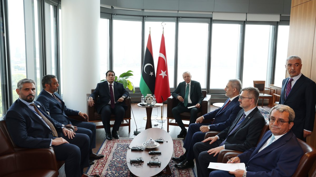 President Recep Tayyip Erdoğan and Libyan Presidential Council President Mohamed Menfi  hold a meeting at the Turkish House in New York, Sept. 23, 2025. (IHA Photo)