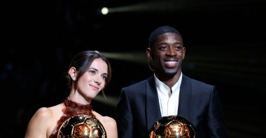 Paris Saint-Germain&#039;s Ousmane Dembele (R) and Barcelona&#039;s Aitana Bonmati pose after receiving the Ballon d&#039;Or awards during the 2025 Ballon d&#039;Or France Football award ceremony at the Theatre du Chatelet, Paris, France, Sept. 22, 2025. (AFP Photo)