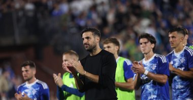 Como’s head coach, Cesc Fabregas and his players greet their supporters after the Italian Serie A match between Como 1907 and Genoa CFC, Como, Italy, Sept. 15, 2025. (EPA Photo)