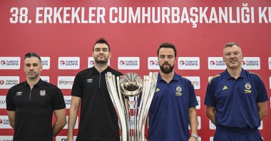 (L-R) Beşiktaş GAİN coach Dusan Alimpijevic, captain Yiğit Arslan, Fenerbahçe Beko captain Melih Mahmutoğlu and coach Sarunas Jasikevicius pose for a photo with the Men’s Presidential Cup, Istanbul, Türkiye, Sept. 23, 2025. (AA Photo)