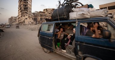 Internally displaced Palestinians flee with their belongings to the southern Gaza Strip along al-Rashid Road, west of Gaza City, Gaza Strip, Palestine, Sept. 22, 2025. (EPA Photo)