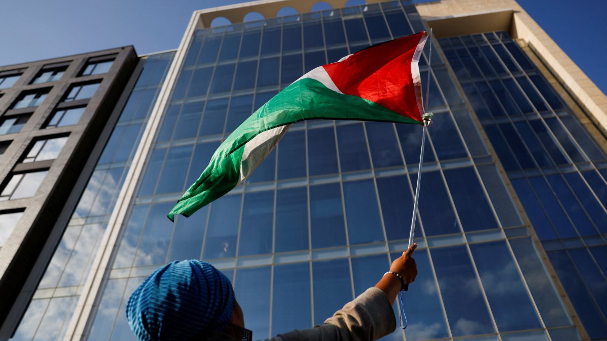 A demonstrator waves a Palestinian flag during a protest against the U.S. backing of the Israeli military operation in Gaza, outside the Washington office of the American Israel Public Affairs Committee (AIPAC), Washington, U.S., Sept. 22, 2025. (Reuters Photo)
