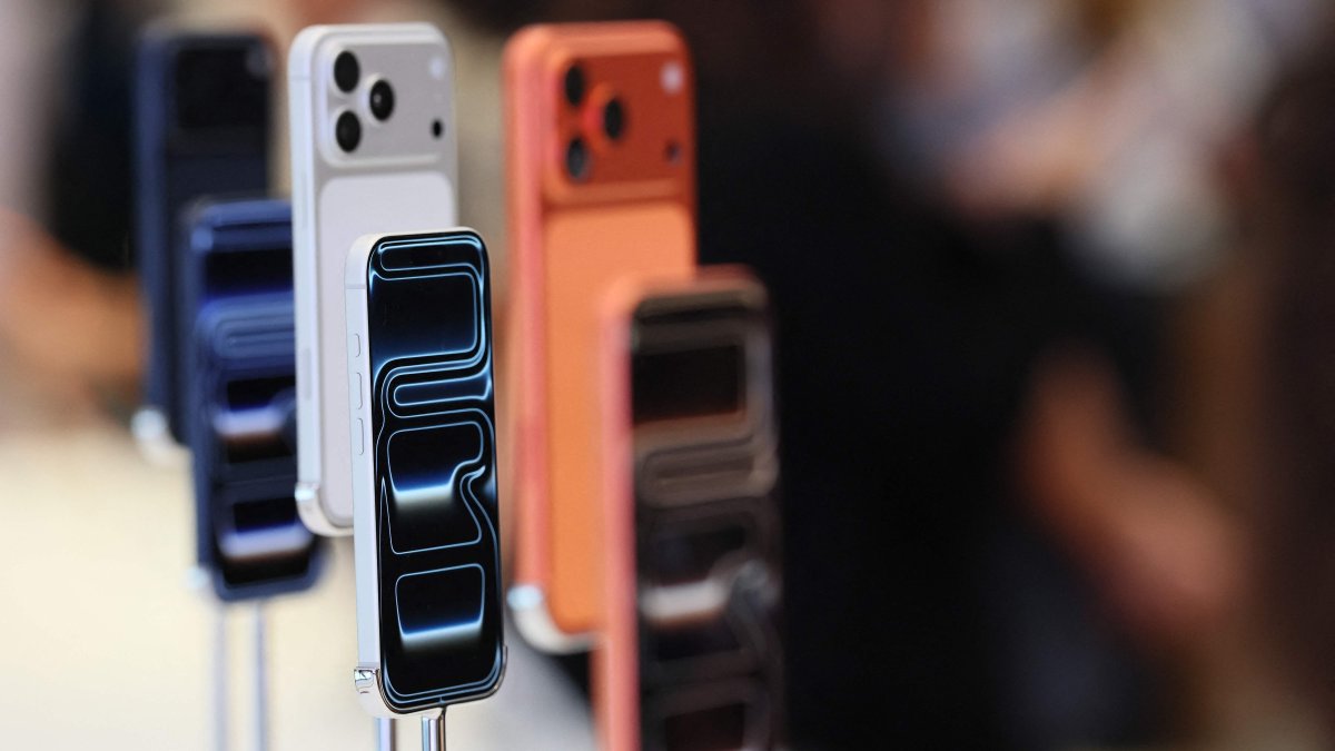 The iPhone 17 Pro Max is displayed at the Fifth Avenue Apple Store on the day of its new product launch, New York City, U.S., Sept. 19, 2025. (AFP Photo)