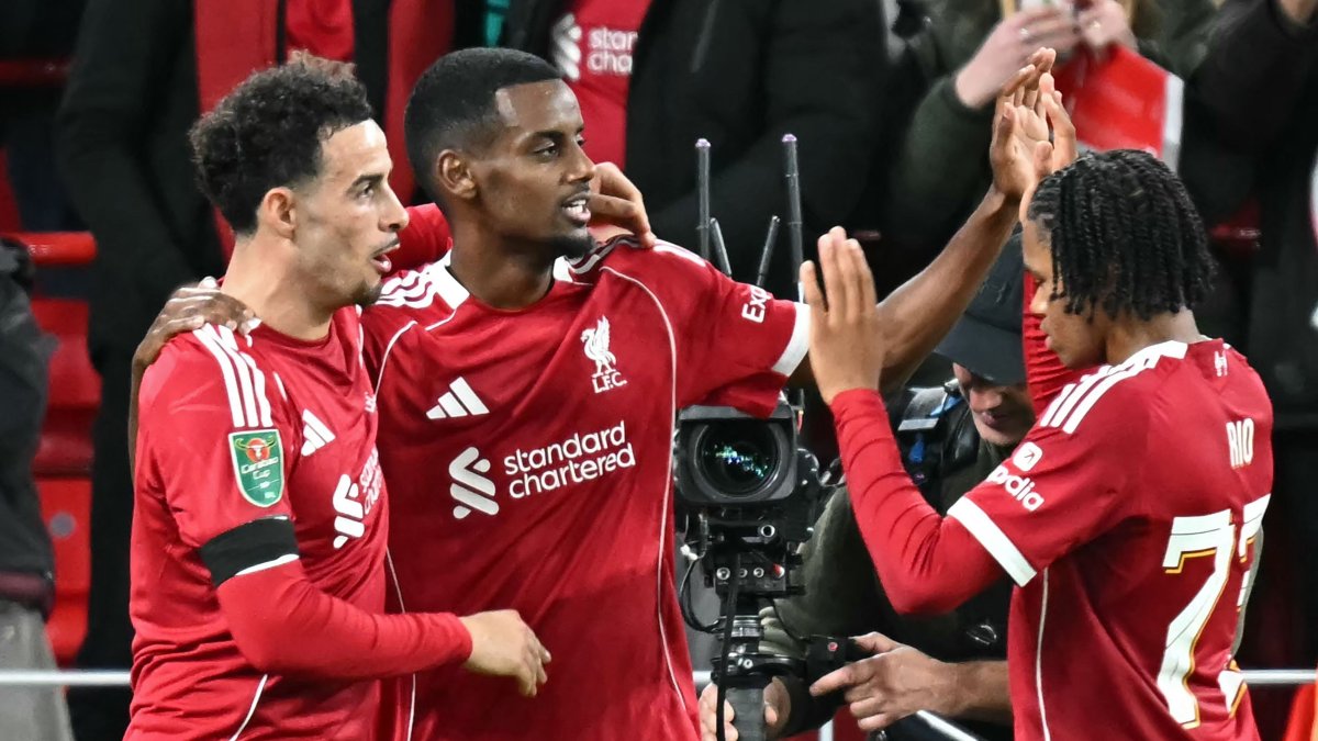 Liverpool&#039;s Alexander Isak (C) celebrates with teammates after scoring the opening goal of the English League Cup third round football match against Southampton at Anfield, Liverpool, U.K., Sept. 23, 2025. (AFP Photo)