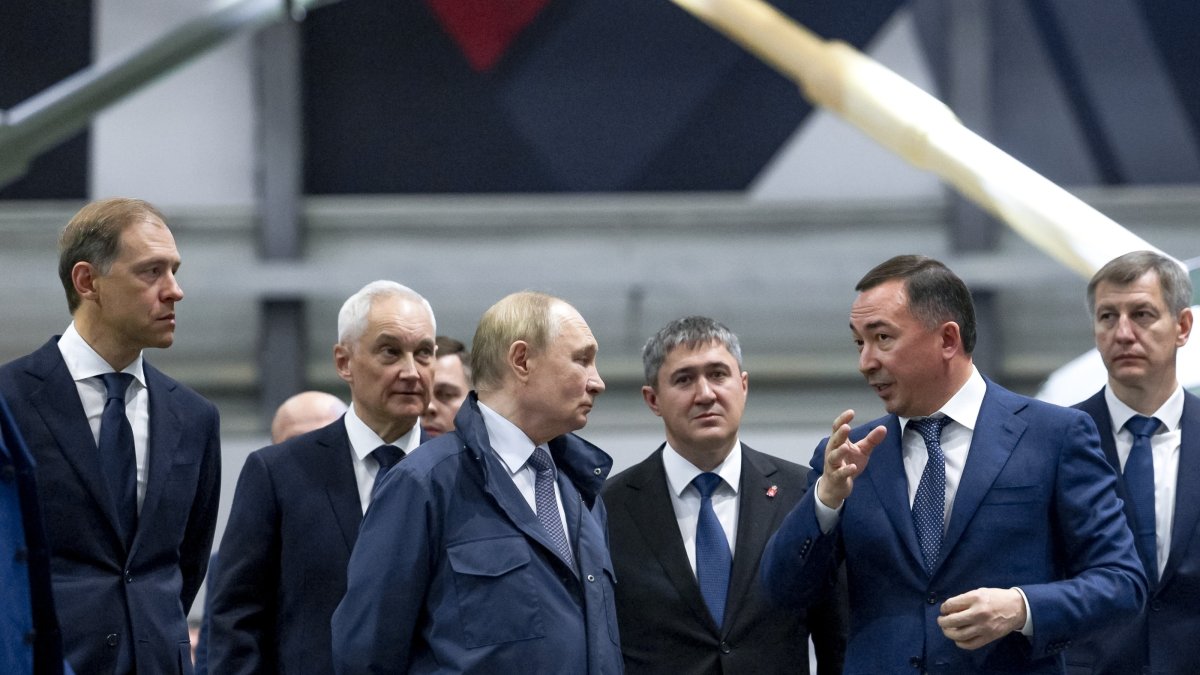Russian President Vladimir Putin (C), accompanied by First Deputy Prime Minister Denis Manturov (L), Defence Minister Andrei Belousov (2nd-L) and Perm Territory Governor Dmitry Makhonin (3d-R) and Technodinamika Director General Igor Nasenkov (2nd-R), tours the exhibition of weapons and military equipment as he visits the Motovilikha Plants defense enterprise in Perm, Russia, Sept. 19, 2025. (EPA Photo)