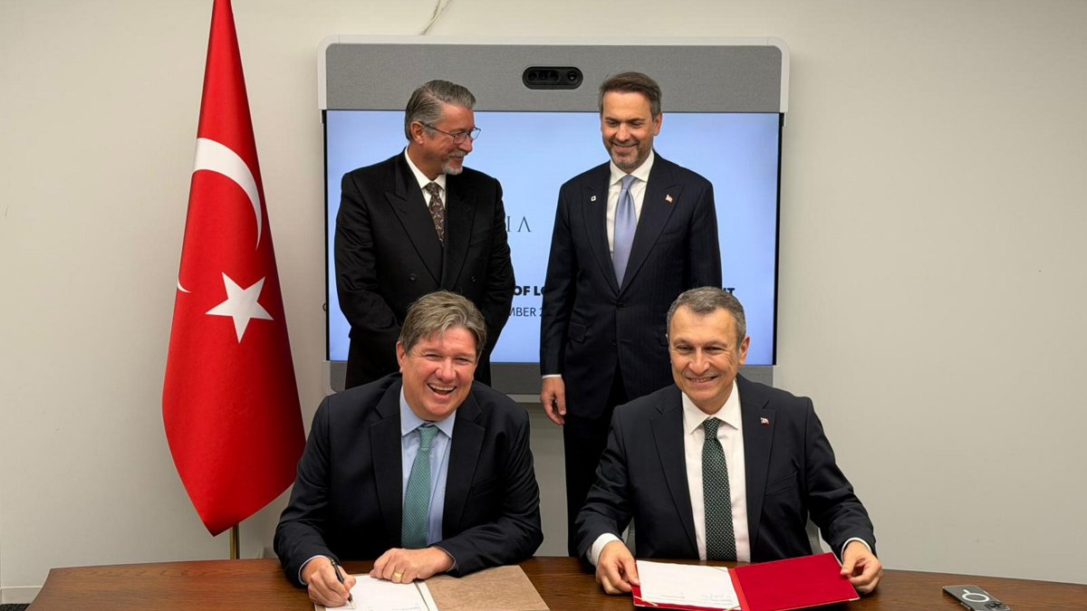 Energy and Natural Resources Minister Alparslan Bayraktar (top R) oversees the signing of an LNG agreement between BOTAŞ and Mercuria, New York,  U.S., Sept. 24, 2025. (AA Photo)