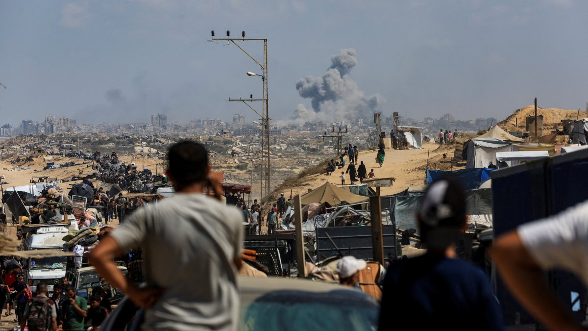 Smoke rises from an Israeli strike, as displaced Palestinians, fleeing northern Gaza due to an Israeli military operation, move southward after Israeli forces ordered residents of Gaza City to evacuate to the south, in the central Gaza Strip, Palestine, Sept. 24, 2025. (Reuters Photo)