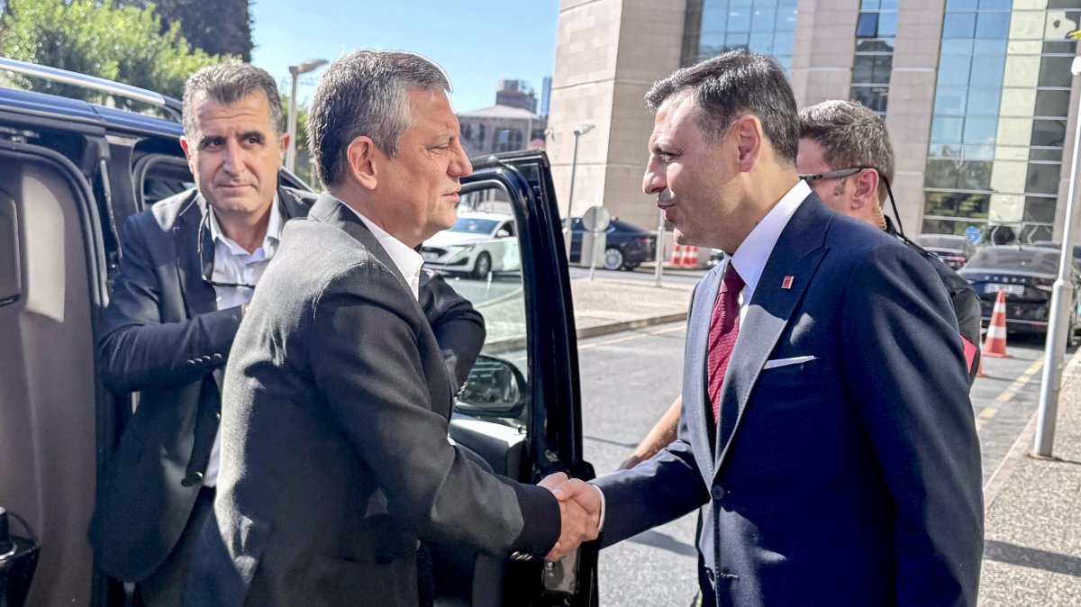 CHP Chair Özgür Özel shakes hands with Istanbul provincial head Özgür Çelik, Istanbul, Türkiye, Sept. 22, 2025. (DHA Photo)