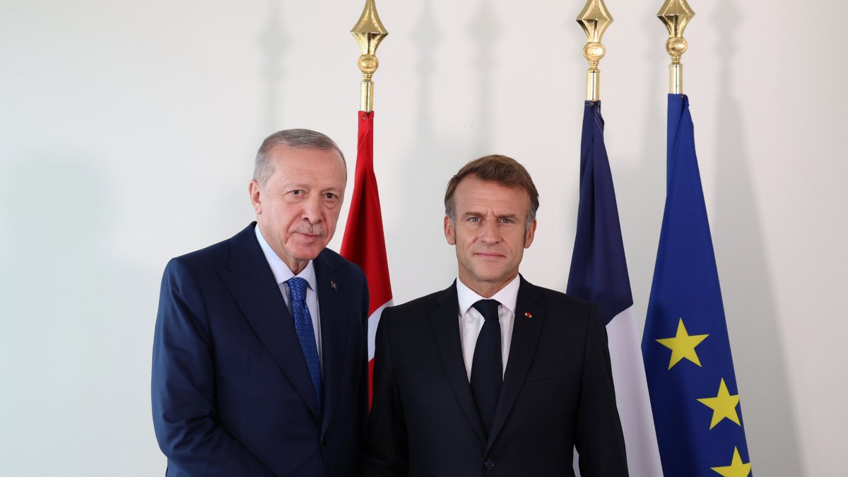 President Recep Tayyip Erdoğan and French President Emmanuel Macron shake hands as they meet in New York, Sept. 24, 2025. (AA Photo)