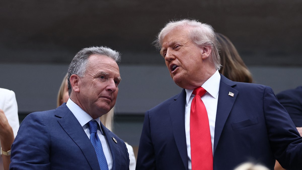 U.S. President Donald Trump speaks with special envoy Steve Witkoff as he attends the men's singles final tennis match between Spain’s Carlos Alcaraz and Italy’s Jannik Sinner on the last day of the U.S. Open tennis tournament at the USTA Billie Jean King National Tennis Center in New York City, Sept. 7, 2025. (AFP Photo)