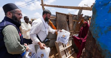 Volunteers from a Turkish humanitarian aid association distribute aid to Somalis in need, Somalia, Aug. 11, 2025. (AA Photo)